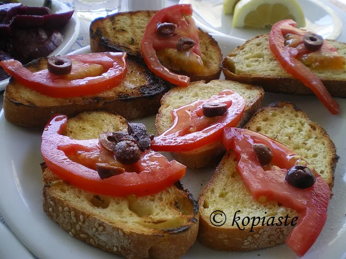 Fetes me psomi olives and tomato