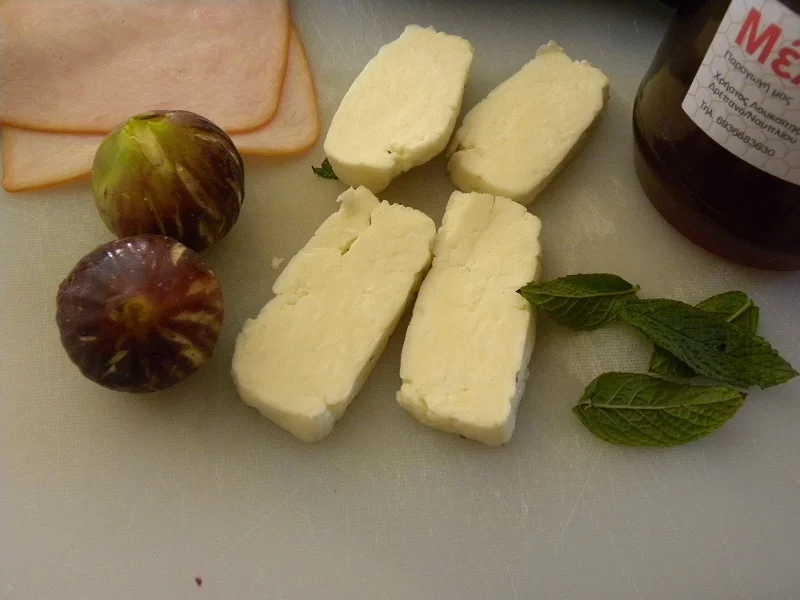 Fresh figs and halloumi image