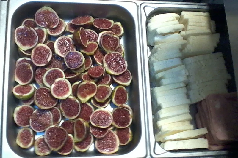 Halloumi and figs image