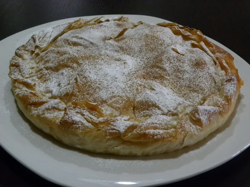 Portokalopita with icing sugar on top image