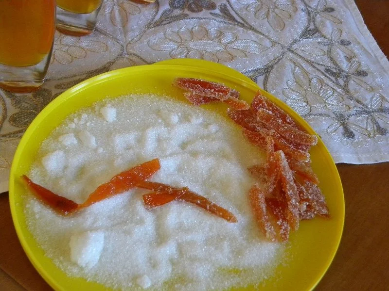 Making candied mandarin peels