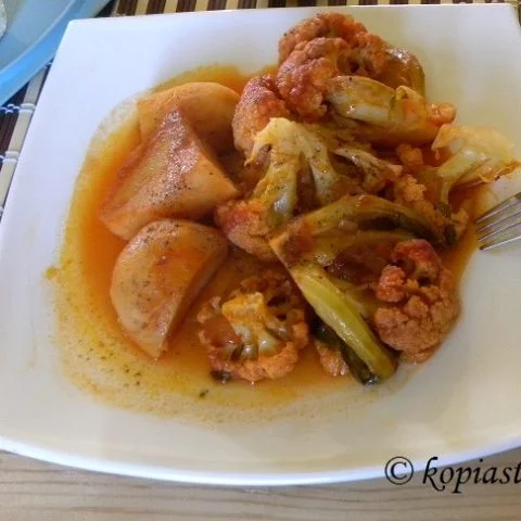 Kounoupidi me Patates Kapamas (Braised Cauliflower with Potatoes)