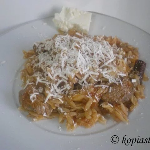 Moschari Kokkinisto me kritharaki (Veal with orzo)
