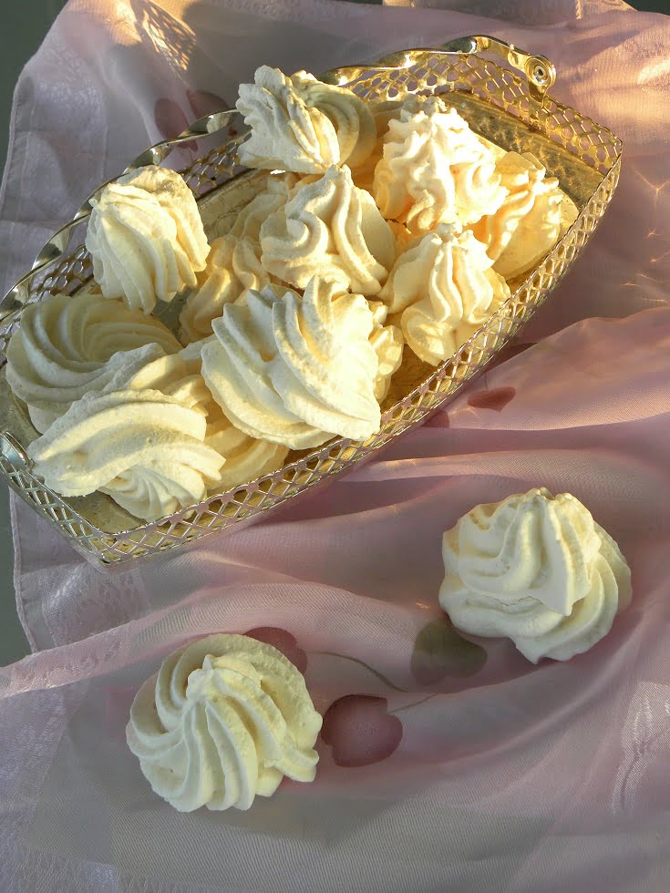 Acquafaba meringues photo
