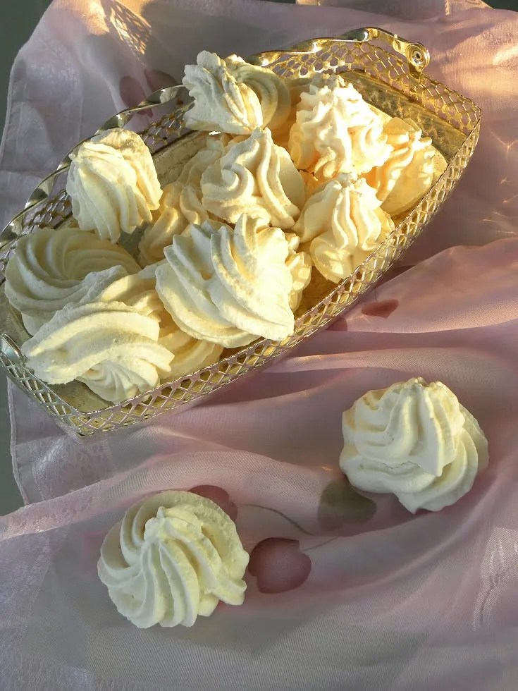 Acquafaba meringues photo