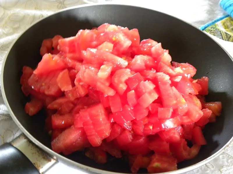 Cubed tomatoes for kagianas image