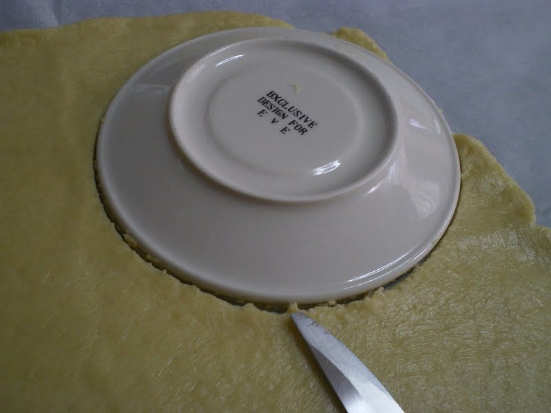 Cutting-shortcrust-pastry-into-round-pieces-image