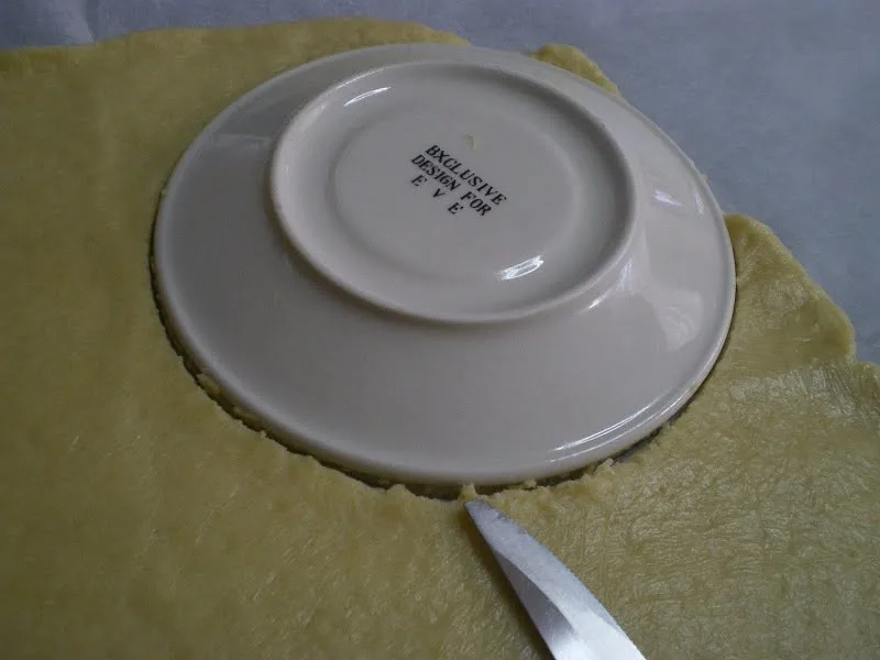 Cutting-shortcrust-pastry-into-round-pieces-image