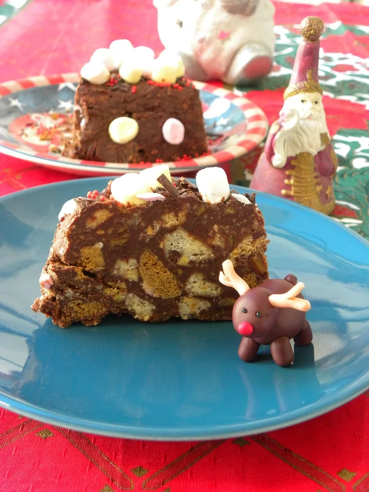 Gateau with leftover cookies cut picture