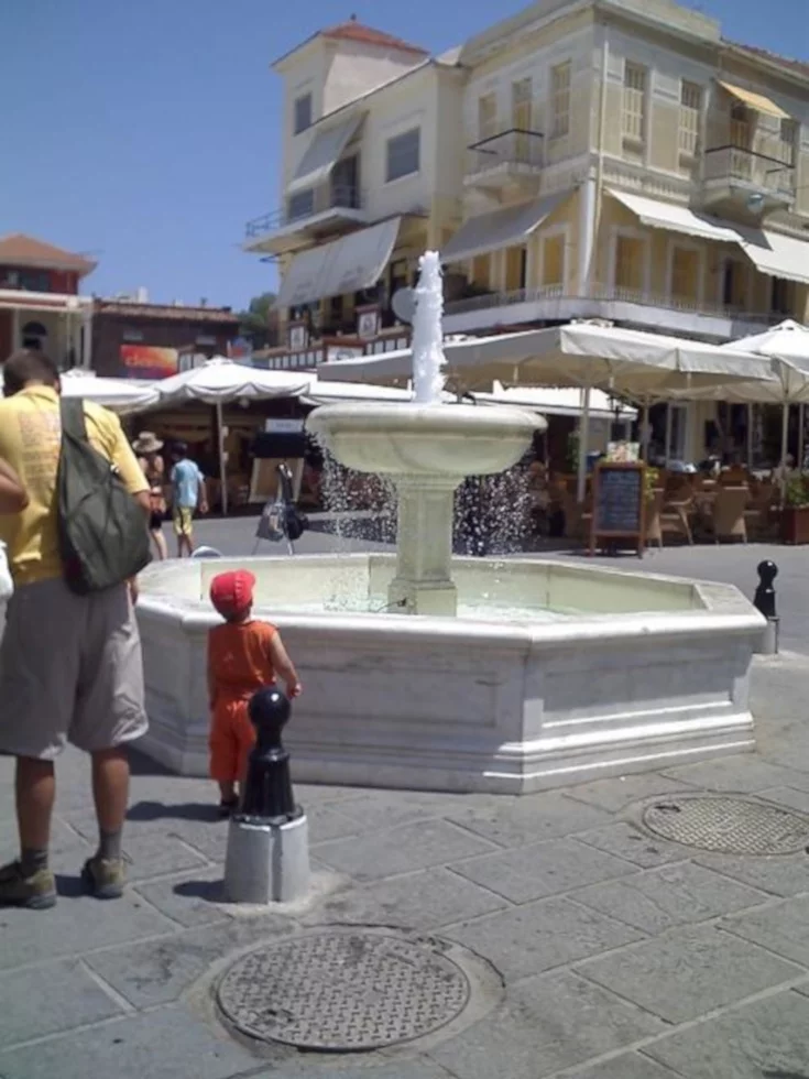fountain at Chania image