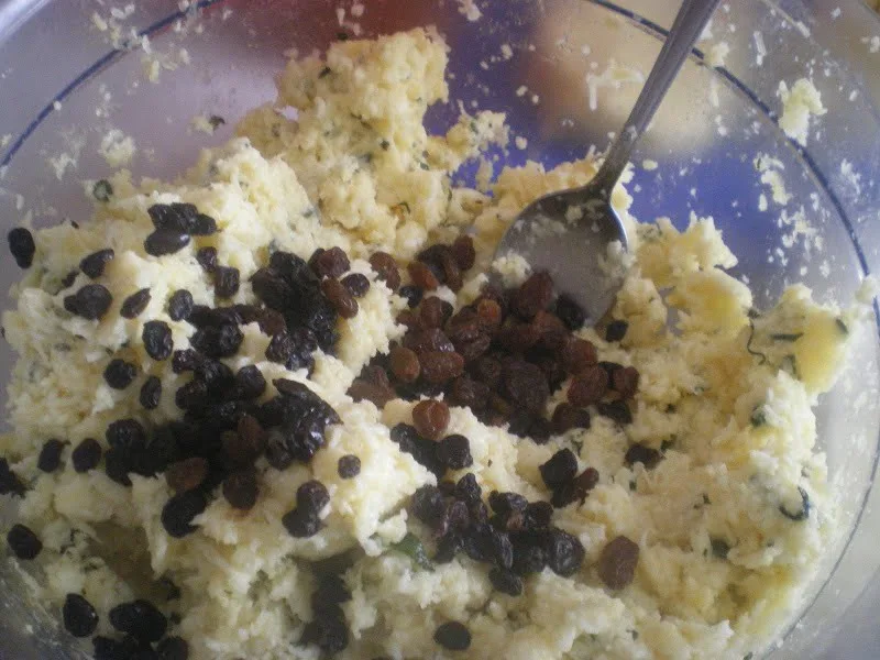 Adding raisins to the filling image
