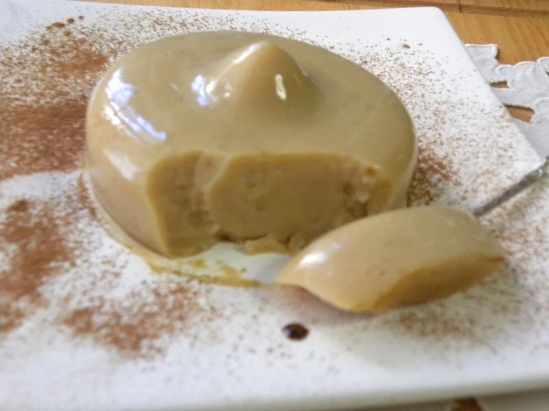 Dulce de leche ryzogalo served with cocoa powder picture