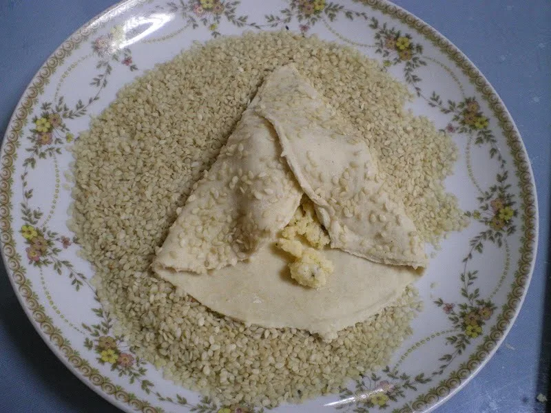 Shaping flaounes into a triangle image