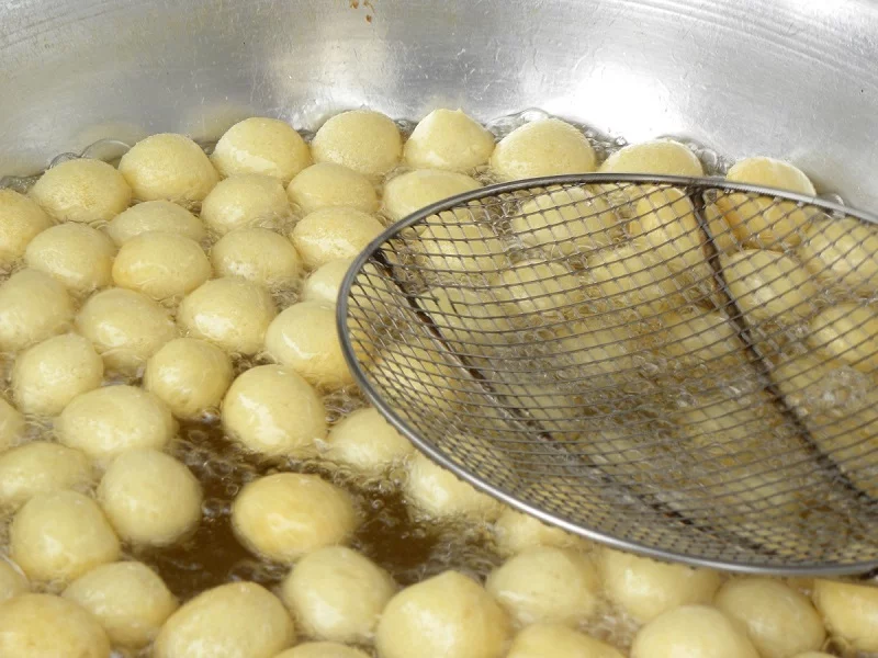 loukoumades frying image