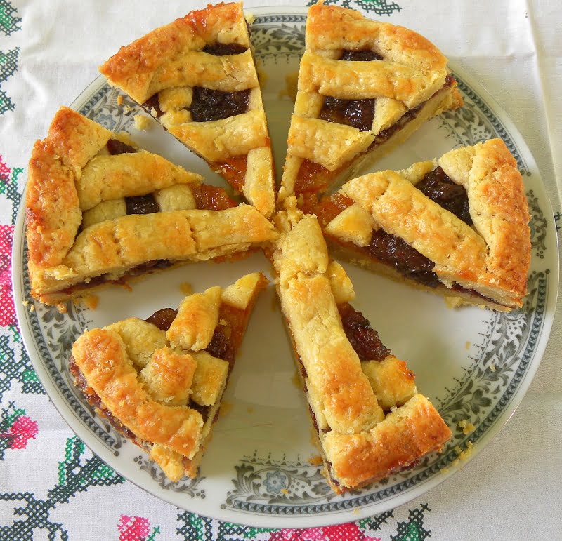 pasta frolla with various preserves and jam cut image