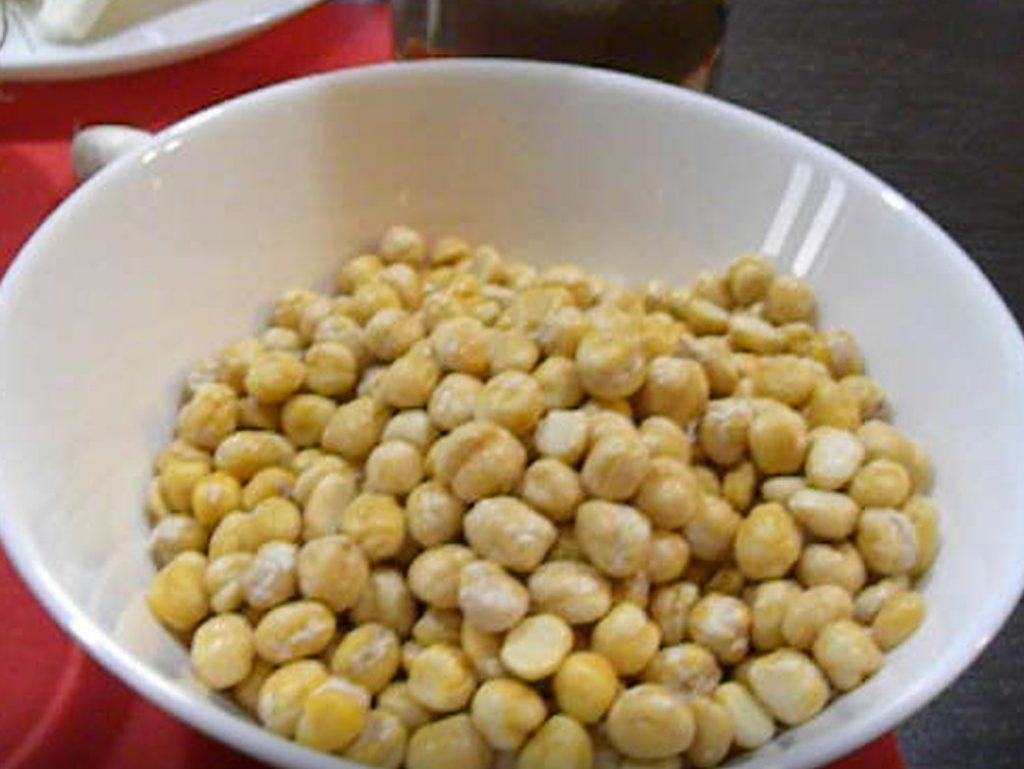Raw chickpeas image