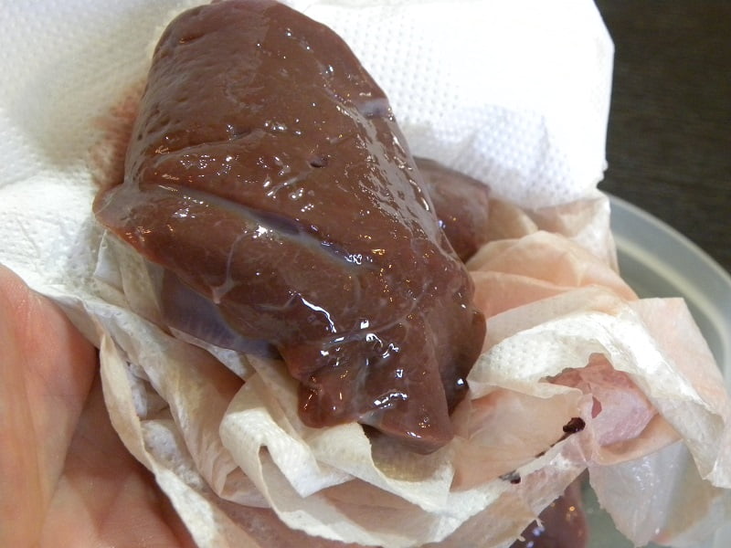 Drying the liver with kitchen paper image