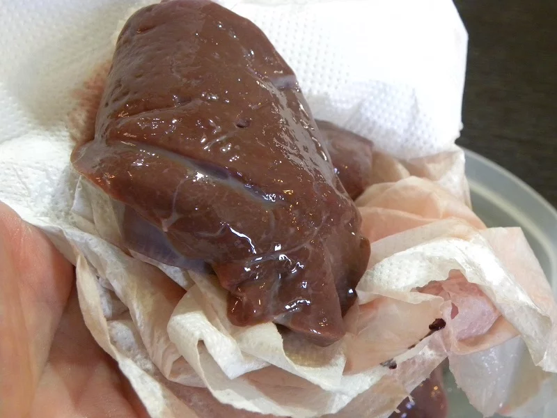 Drying the liver with kitchen paper image