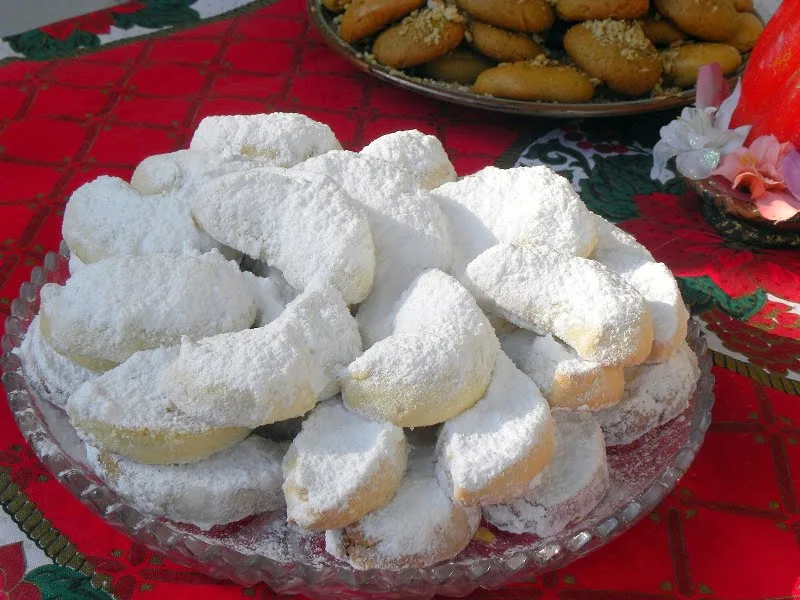 Kourabiedes and melomakarona image