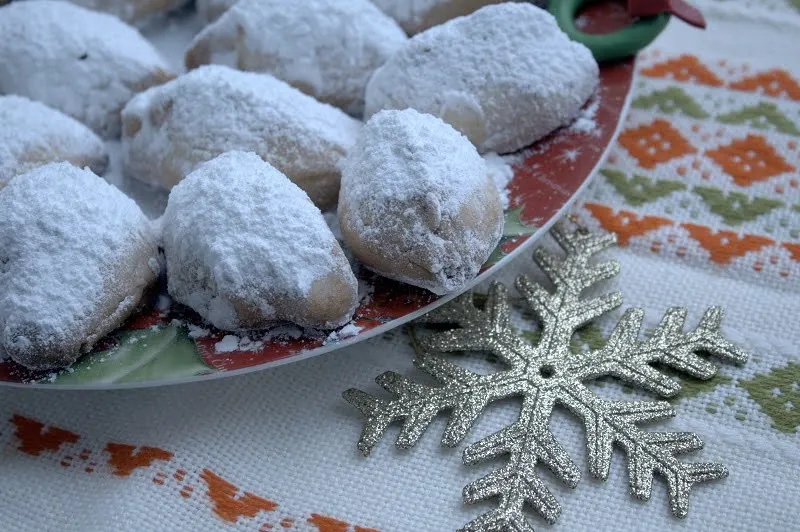 Kourabiedes filled with dates and almonds image