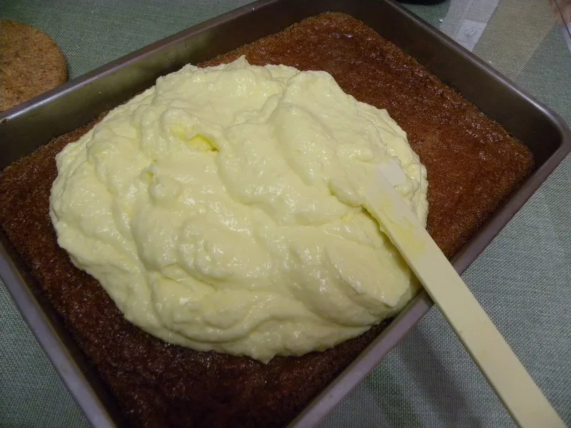 Spreading the pastry cream on top image