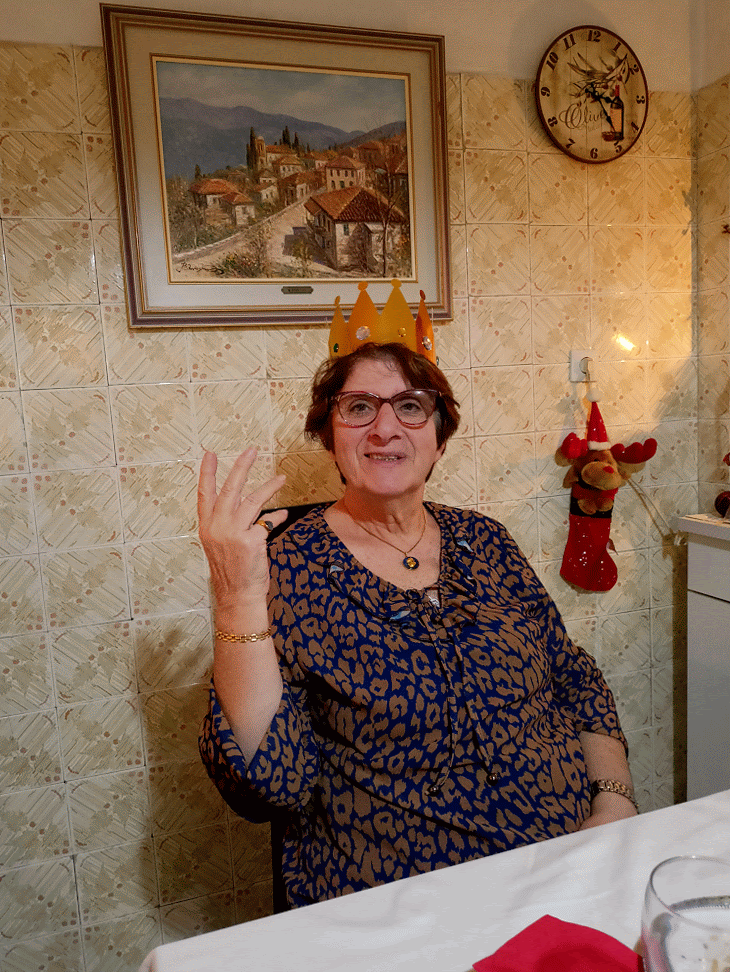Animated picture of Ivy wearing the crown image
