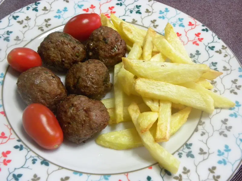 Airfryer meatballs with airfryer potatoes image