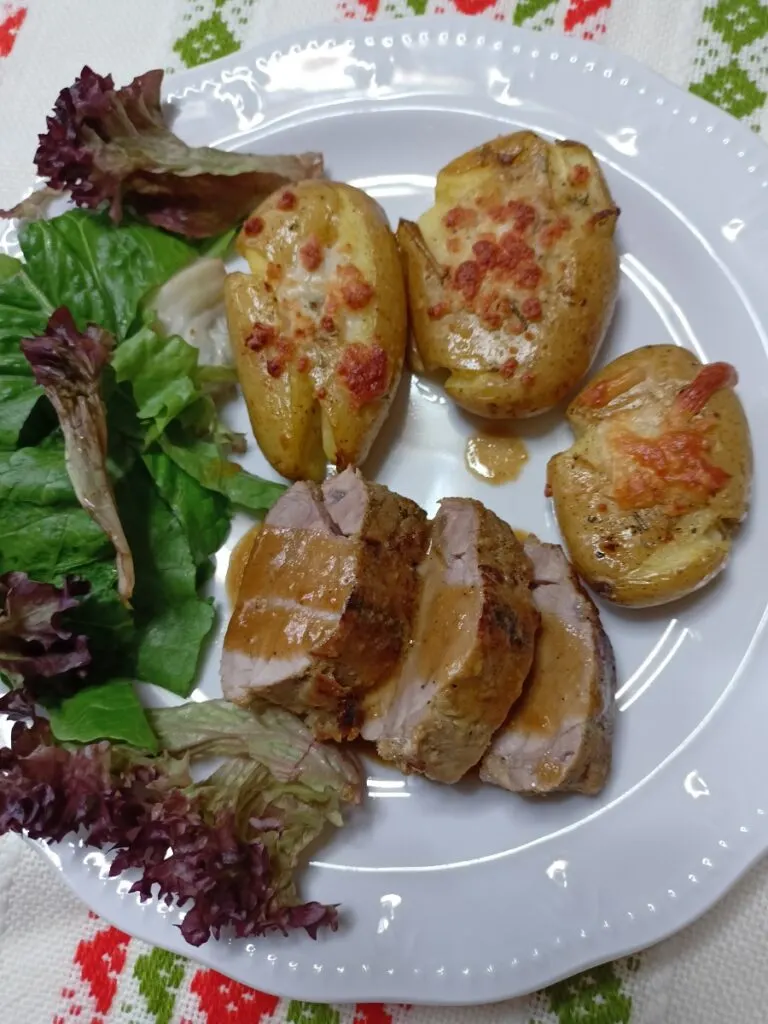 pork tenderloin cut and served picture.