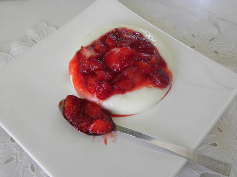 Mahalepi with strawberries image