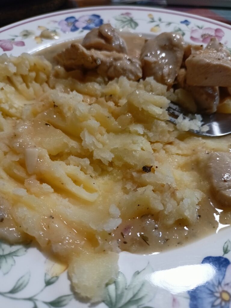 Kotopoulo lemonato, mashing the potatoes image