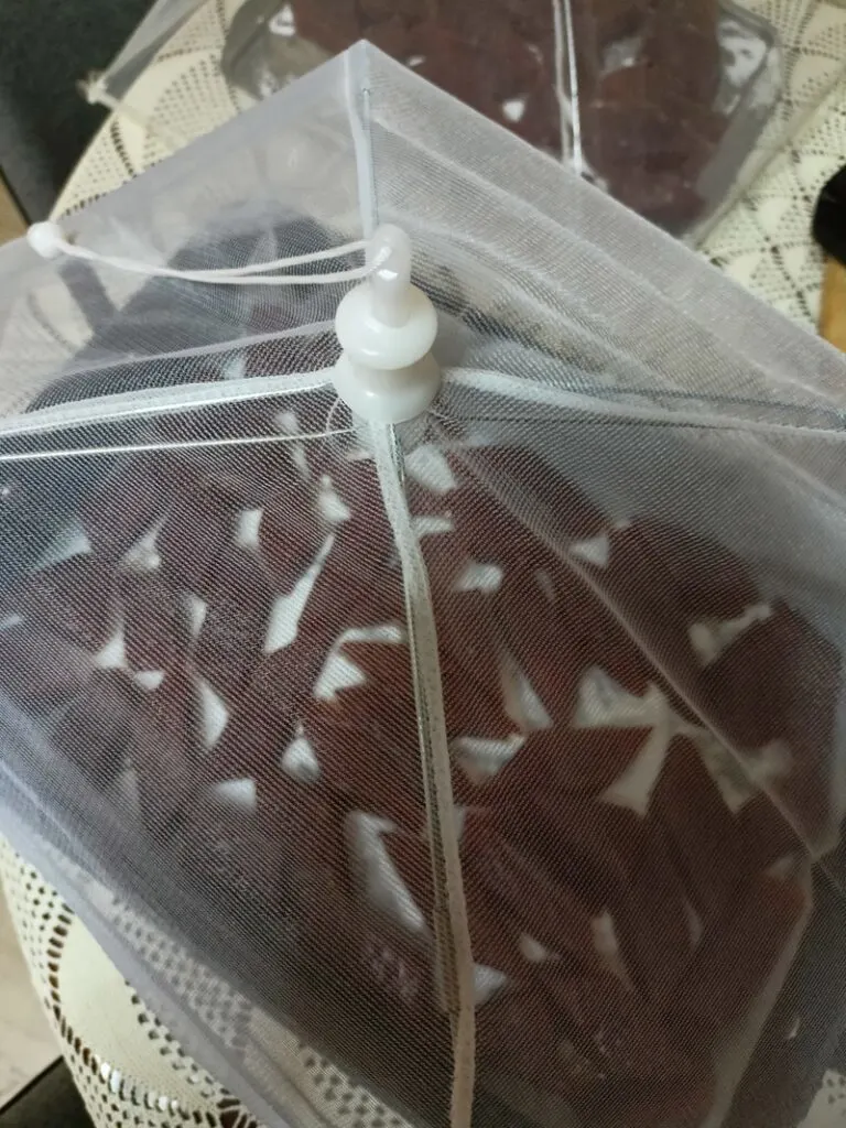 Covering the quince to dry image