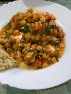 Greek chickpeas with spinach image