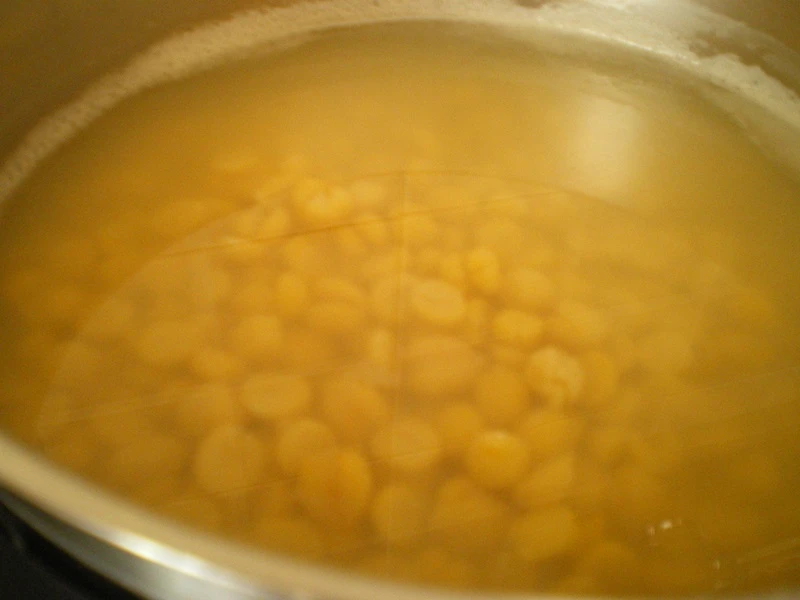 soaking chickpeas image